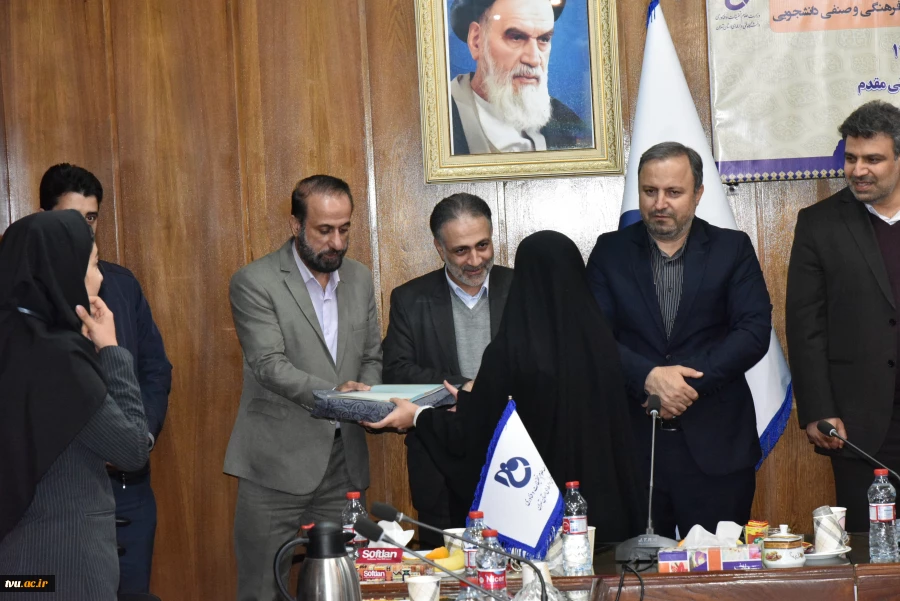 رئیس دانشگاه فنی و حرفه‌ای در جمع دانشجویان به مناسبت روز دانشجو:

دوران دانشجویی باید با سه عامل علم و عمل، عدالت خواهی، عدالت طلبی و آزاد اندیشی گره بخورد 17