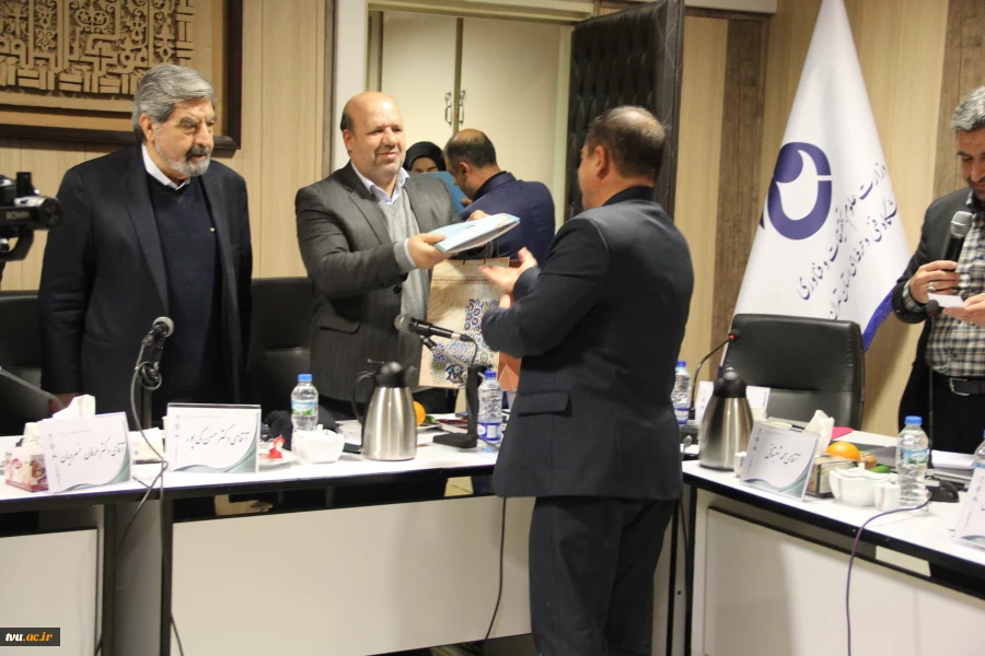 رئیس دانشگاه فنی و حرفه‌ای در سومین نشست تخصصی ناظران استانی مرکز نظارت، ارزیابی، بازرسی و تضمین کیفیت:

کنسرسیوم‌های اشتغال، آینده شغلی دانشجویان را رقم می‌زند 3