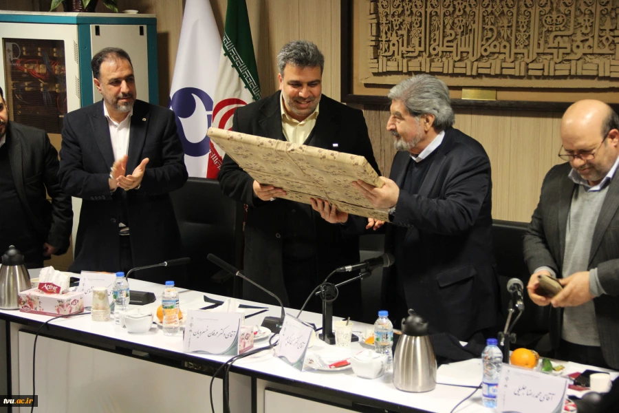 رئیس دانشگاه فنی و حرفه‌ای در سومین نشست تخصصی ناظران استانی مرکز نظارت، ارزیابی، بازرسی و تضمین کیفیت:

کنسرسیوم‌های اشتغال، آینده شغلی دانشجویان را رقم می‌زند 3