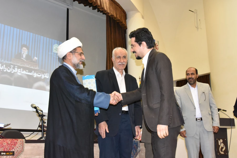 در بیست و هفتمین روز از ماه مبارک رمضان برگزار شد:

محفل انس با قرآن در دانشگاه فنی و حرفه‌ای با حضور اساتید قرآنی و قاریان بین‌المللی 21