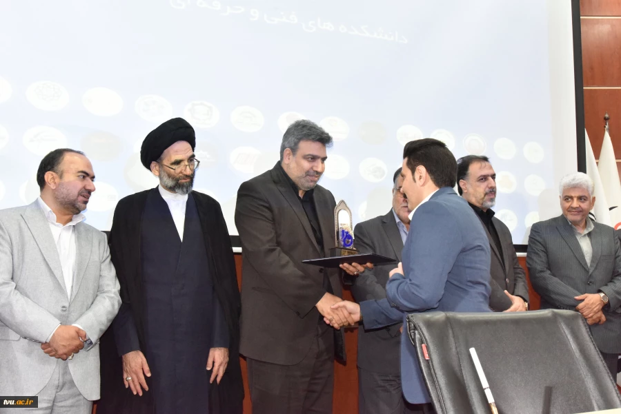 چهارمین کنسرسیوم تخصصی مهارت‌آموزی و اشتغال دانشجویان در راستای هدفمندی مهارت‌ها و اشتغال فارغ‌التحصیلان دانشگاه فنی و حرفه‌ای در کاشان برگزار شد 64