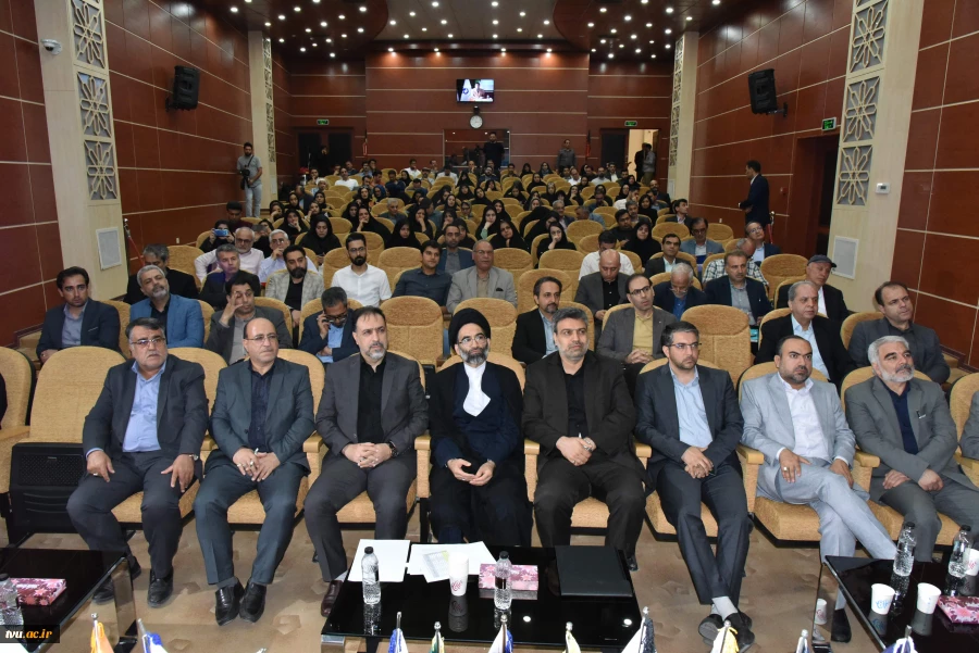 رئیس دانشگاه فنی و حرفه‌ای در چهارمین کنسرسیوم مهارت‌آموزی و اشتغال در کاشان:

امتداد فکری شهید آیت الله سید ابراهیم رئیسی، موجب حرکت به سمت توسعه در زمینه صنعت و اشتغال بود. 3