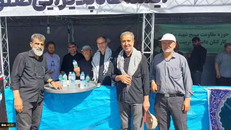 در سی و پنجمین سالگرد رحلت بنیان گذار جمهوری اسلامی صورت گرفت:

خدمت رسانی حوزه مقاومت بسیج کارکنان دانشگاه فنی و حرفه‌ای به زائرین مرقد مطهر امام خمینی(ره) 2