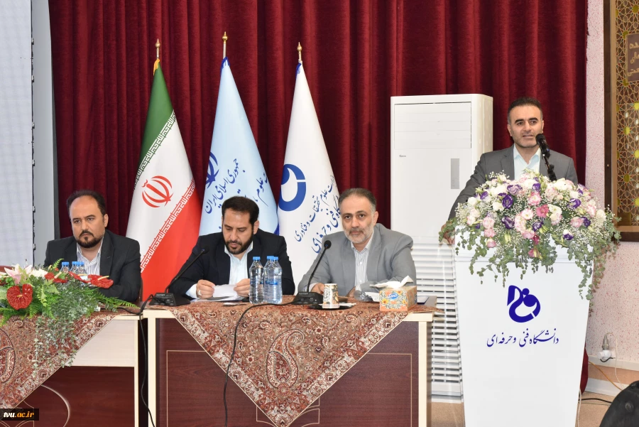 با حضور معاون اداری، مالی و مدیریت منابع و مدیران‌کل این حوزه برگزار شد:

تشریح و تبیین سیاست‌ها و برنامه‌های معاون اداری، مالی و مدیریت منابع در سومین پنل تخصصی اجلاس سراسری رؤسای دانشکده‌ها و آموزشکده‌های دانشگاه فنی و حرفه‌ای 9