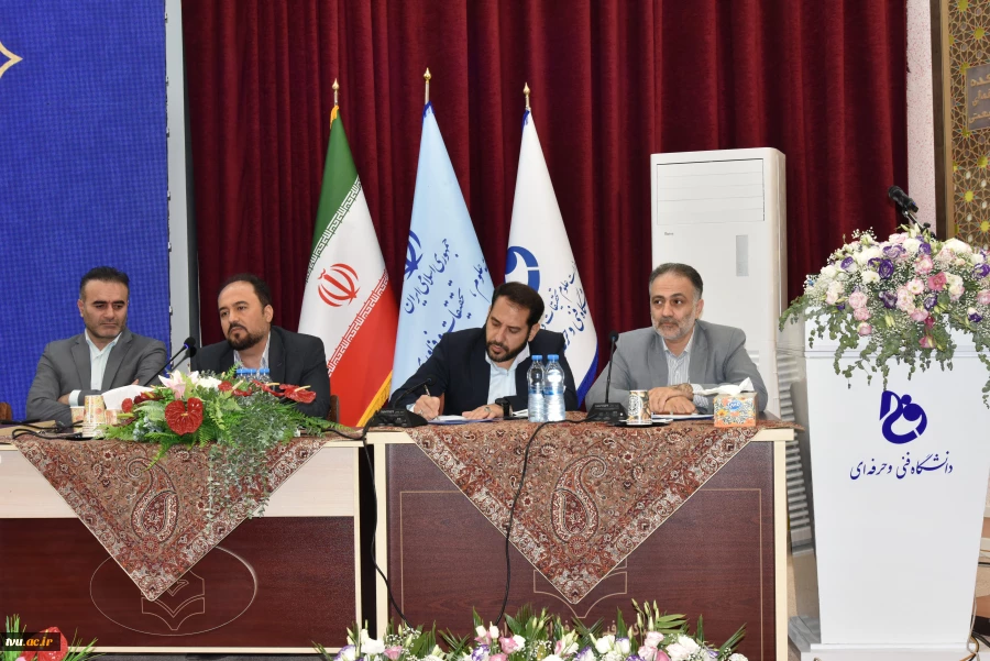 با حضور معاون اداری، مالی و مدیریت منابع و مدیران‌کل این حوزه برگزار شد:

تشریح و تبیین سیاست‌ها و برنامه‌های معاون اداری، مالی و مدیریت منابع در سومین پنل تخصصی اجلاس سراسری رؤسای دانشکده‌ها و آموزشکده‌های دانشگاه فنی و حرفه‌ای 11