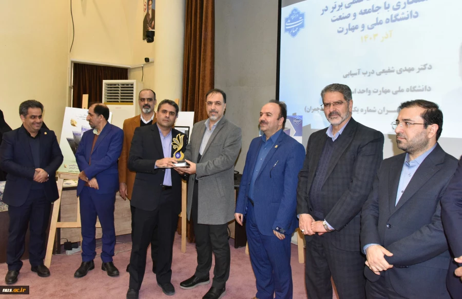 دکتر زمانی در همایش روز ملی پژوهش و فناوری:

پژوهش‌ها در دانشگاه ملی مهارت به پژوهش‌های کاربردی با هدف حل مسائل و رفع نیازهای موجود در کوتاه‌ترین زمان ممکن منجر می‌شوند 16