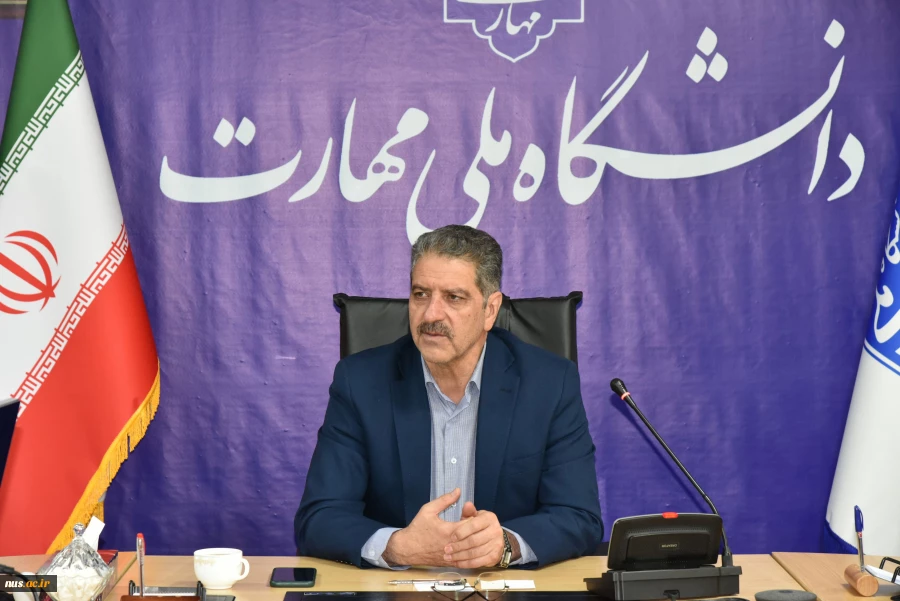 تقدیر نمایندگان اعضای هیئت علمی از رئیس دانشگاه ملی مهارت 9