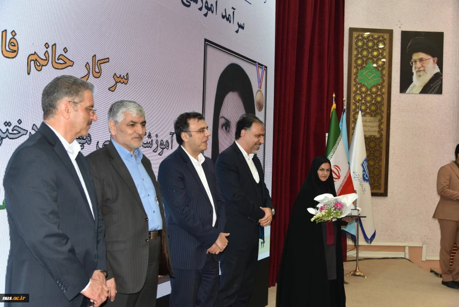 با حضور دکتر سیمایی و دکتر مهاجرانی در اجلاس رؤسای دانشکده‌ها و آموزشکده‌‌های دانشگاه ملی مهارت: 

تجلیل از سرآمدان آموزشی دانشگاه ملی مهارت 21