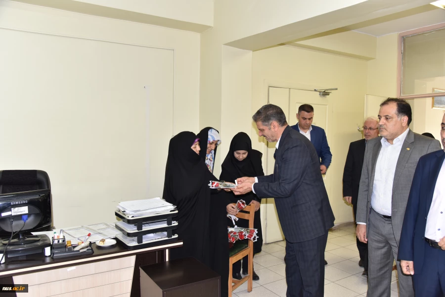 به مناسبت روز معلم و با حضور ریاست دانشگاه ملی مهارت صورت گرفت:
تجلیل از استادان برجسته دانشکده دختران ولیعصر (عج) 2