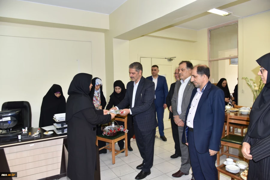 تجلیل از استادان برجسته دانشکده های پسران شهید شمسی‌پور و دختران ولیعصر(عج) به مناسبت هفته معلم 7
