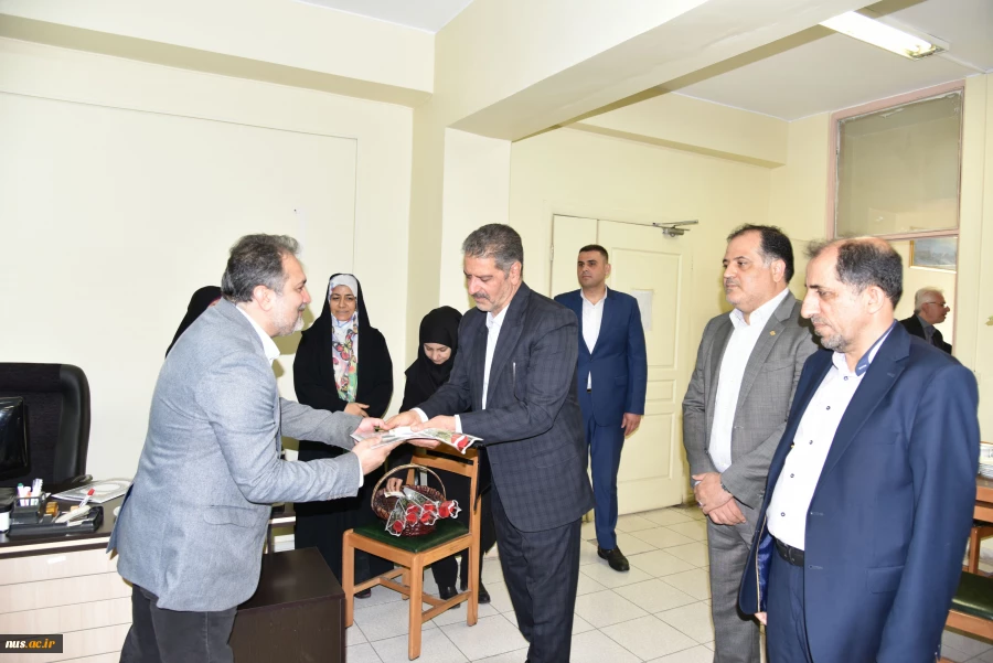 تجلیل از استادان برجسته دانشکده های پسران شهید شمسی‌پور و دختران ولیعصر(عج) به مناسبت هفته معلم 10