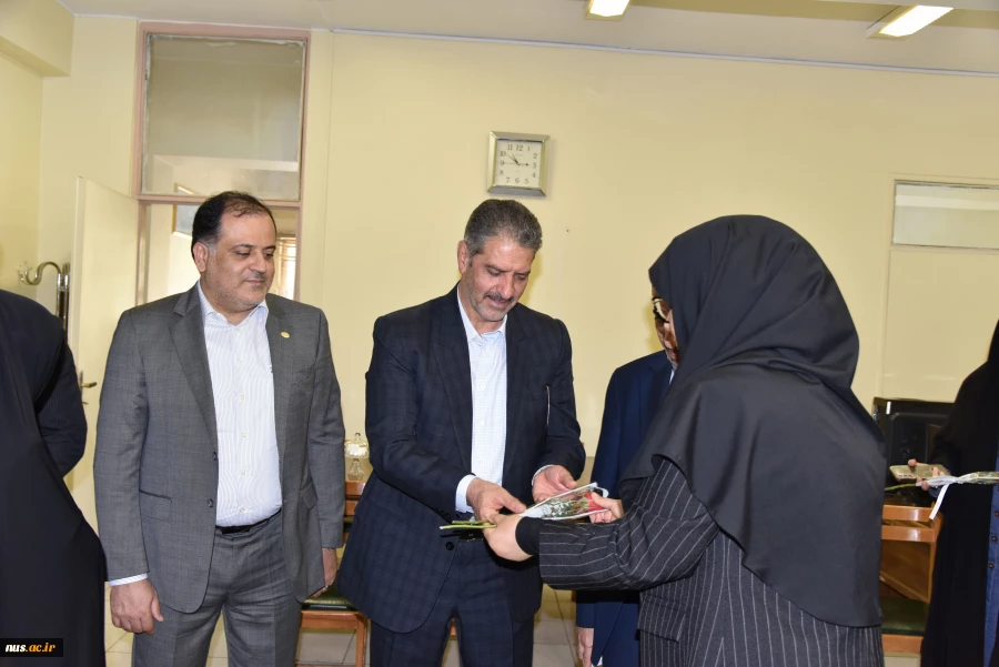 تجلیل از استادان برجسته دانشکده های پسران شهید شمسی‌پور و دختران ولیعصر(عج) به مناسبت هفته معلم 11