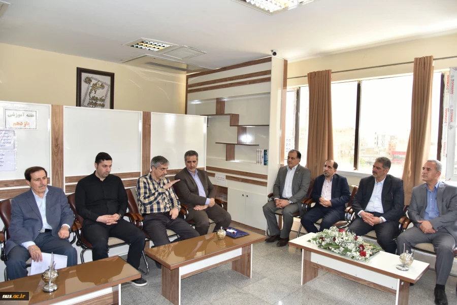 تجلیل از استادان برجسته دانشکده های پسران شهید شمسی‌پور و دختران ولیعصر(عج) به مناسبت هفته معلم 15