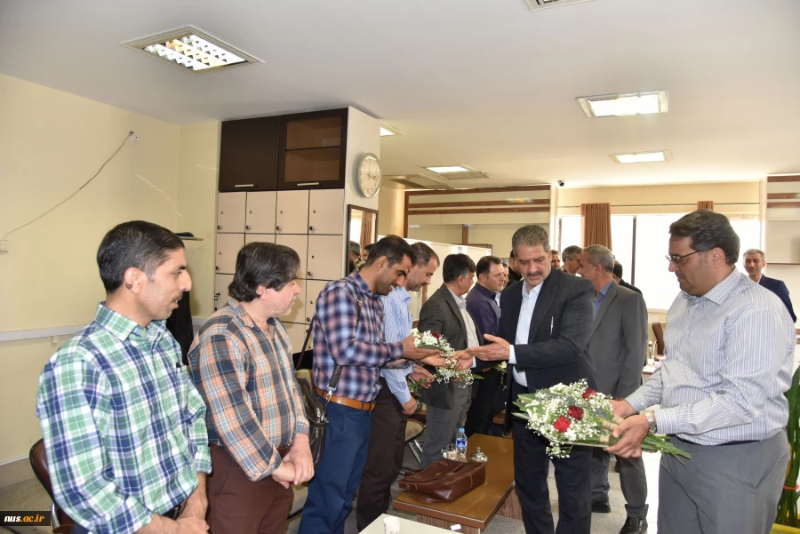 تجلیل از استادان برجسته دانشکده های پسران شهید شمسی‌پور و دختران ولیعصر(عج) به مناسبت هفته معلم 7