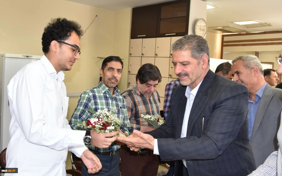 تجلیل از استادان برجسته دانشکده های پسران شهید شمسی‌پور و دختران ولیعصر(عج) به مناسبت هفته معلم 10