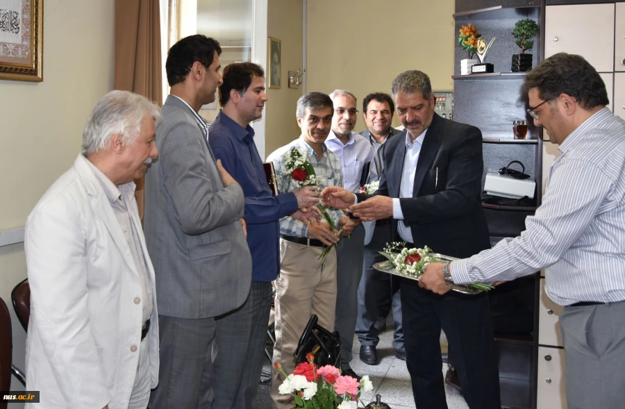 تجلیل از استادان برجسته دانشکده های پسران شهید شمسی‌پور و دختران ولیعصر(عج) به مناسبت هفته معلم 12