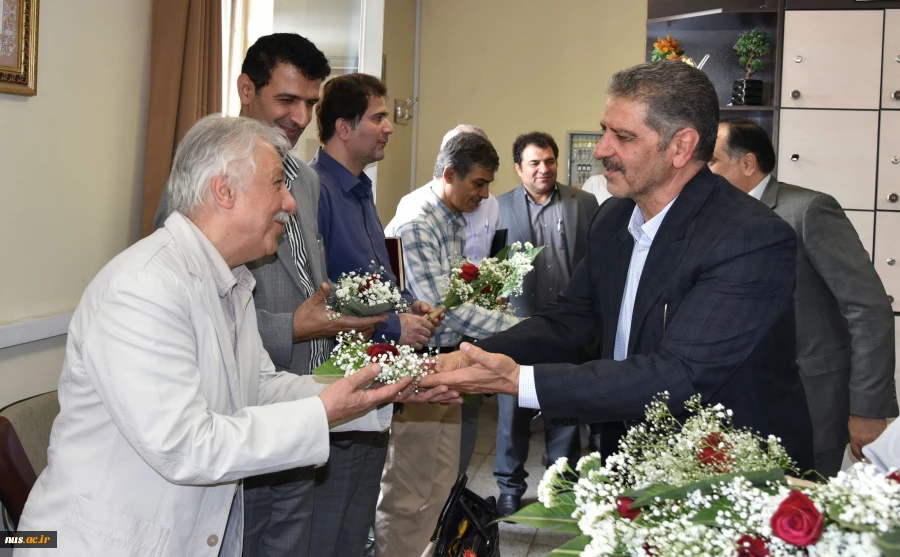 تجلیل از استادان برجسته دانشکده های پسران شهید شمسی‌پور و دختران ولیعصر(عج) به مناسبت هفته معلم 13
