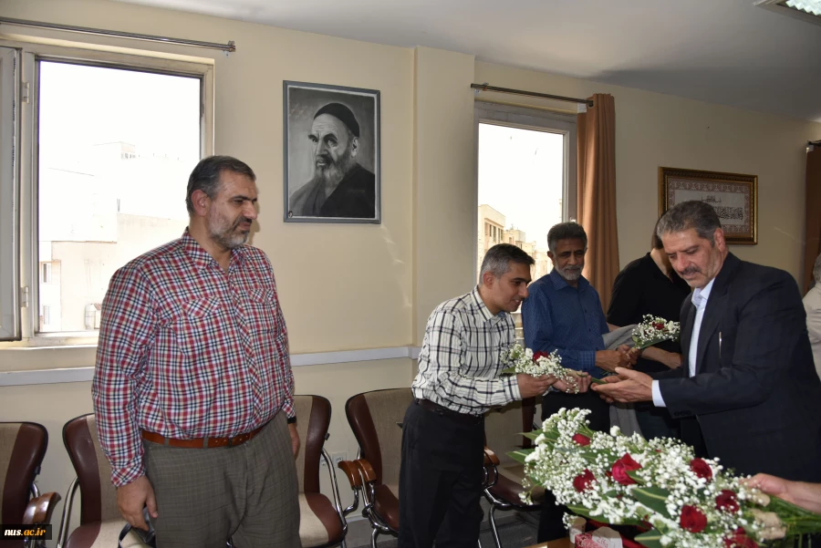 تجلیل از استادان برجسته دانشکده های پسران شهید شمسی‌پور و دختران ولیعصر(عج) به مناسبت هفته معلم 16