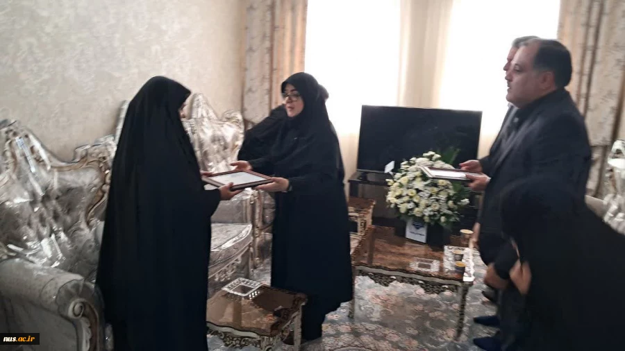 دیدار سخنگوی دولت و رئیس دانشگاه ملی مهارت با خانواده شهید زهرا چوبینی 4