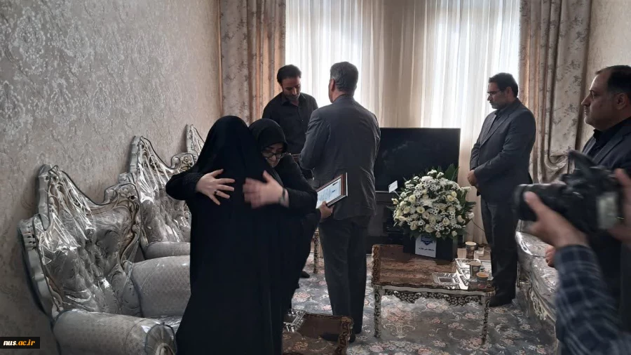 دیدار سخنگوی دولت و رئیس دانشگاه ملی مهارت با خانواده شهید زهرا چوبینی 6