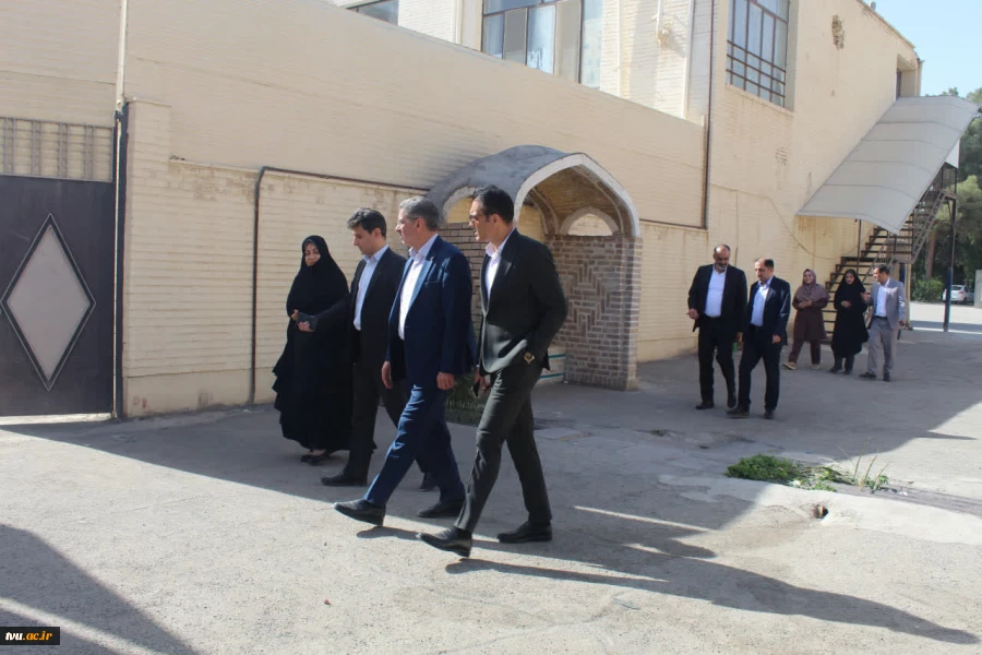 بازدید دکتر زمانی، رئیس دانشگاه ملی مهارت از خوابگاه آموزشکده‌ دختران کاشان 3