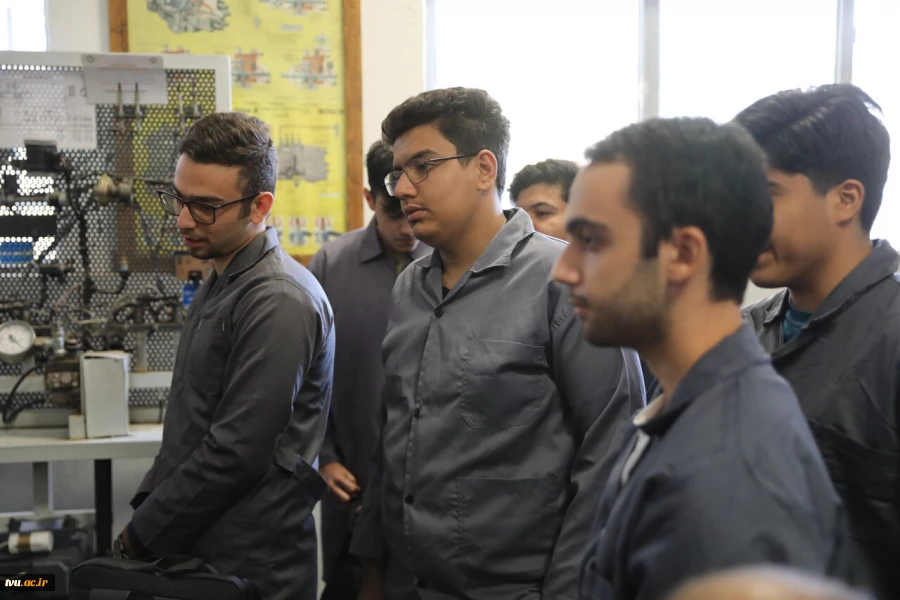 نشست مشترک اعضای کمیسیون آموزش و تحقیقات مجلس شورای اسلامی و هیئت رئیسه دانشگاه ملی مهارت/ حمایت کمیسیون از دانشگاه ملی مهارت برای عضویت در شورای عالی آموزش و تربیت فنی، حرفه‌ای و مهارتی 37