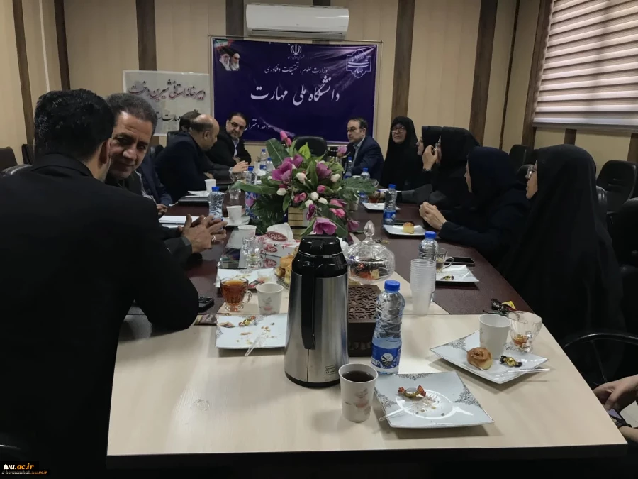 بازدید معاون تشکیلات و بهره‌وری دفتر برنامه و بودجه و جمعی از مسئولین سازمان مرکزی ازدانشگاه ملی مهارت واحد دختران کرمانشاه 3