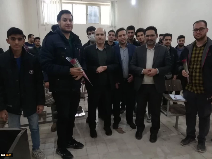 حضور گرم و صمیمانه معاونت فرهنگی و دانشجویی در واحد استانی کرمان؛ تقدیم گل و تبریک فرارسیدن ۱۶ آذر به دانشجویان 7