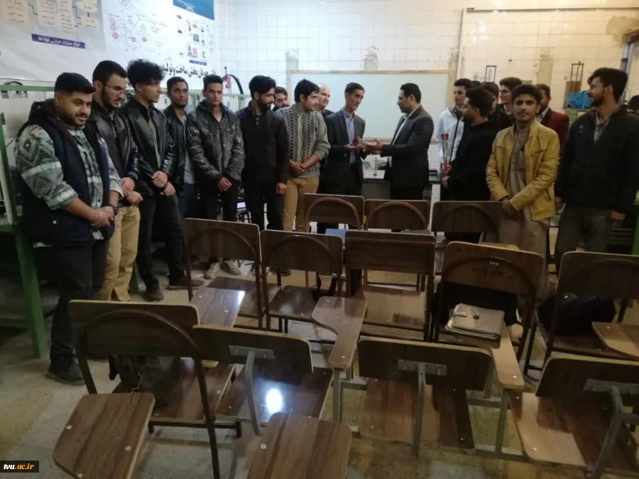 حضور گرم و صمیمانه معاونت فرهنگی و دانشجویی در واحد استانی کرمان؛ تقدیم گل و تبریک فرارسیدن ۱۶ آذر به دانشجویان 2