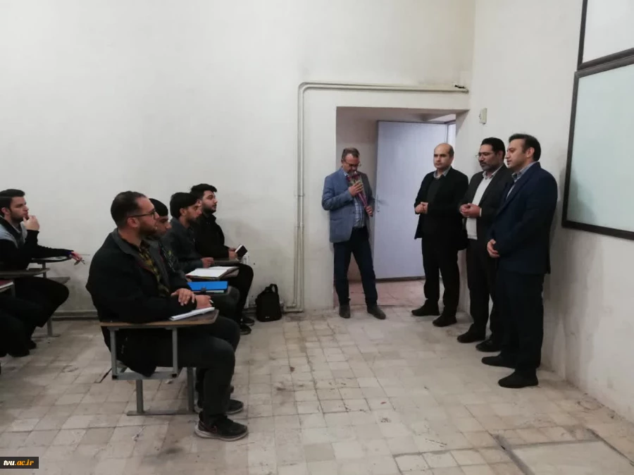 حضور گرم و صمیمانه معاونت فرهنگی و دانشجویی در واحد استانی کرمان؛ تقدیم گل و تبریک فرارسیدن ۱۶ آذر به دانشجویان 2