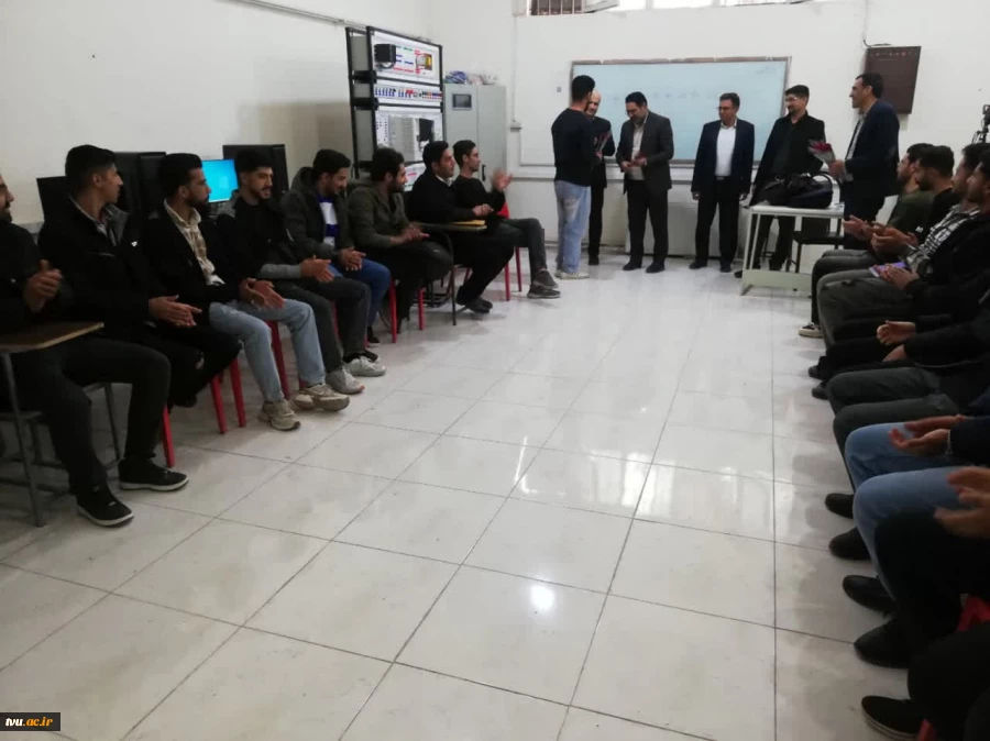 حضور گرم و صمیمانه معاونت فرهنگی و دانشجویی در واحد استانی کرمان؛ تقدیم گل و تبریک فرارسیدن ۱۶ آذر به دانشجویان 2