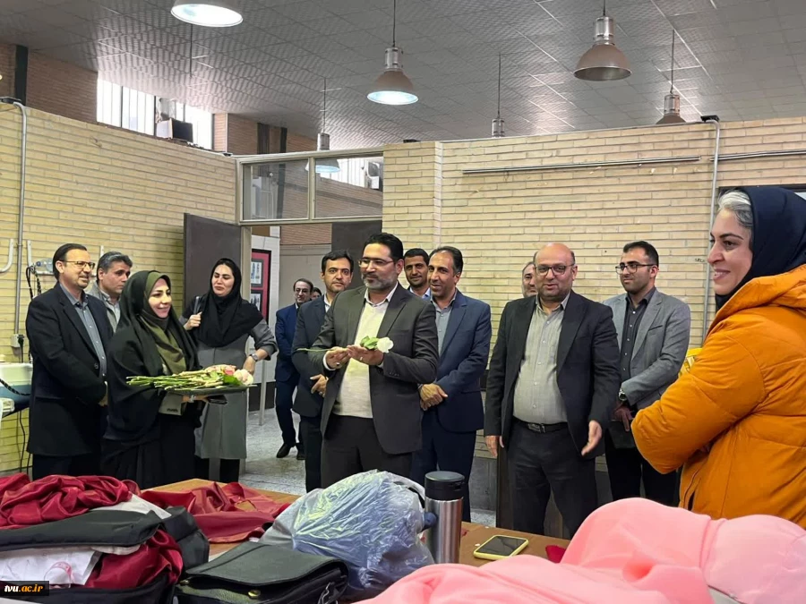 حضور گرم و صمیمانه معاونت فرهنگی و دانشجویی در واحد استانی کرمان؛ تقدیم گل و تبریک فرارسیدن ۱۶ آذر به دانشجویان 2