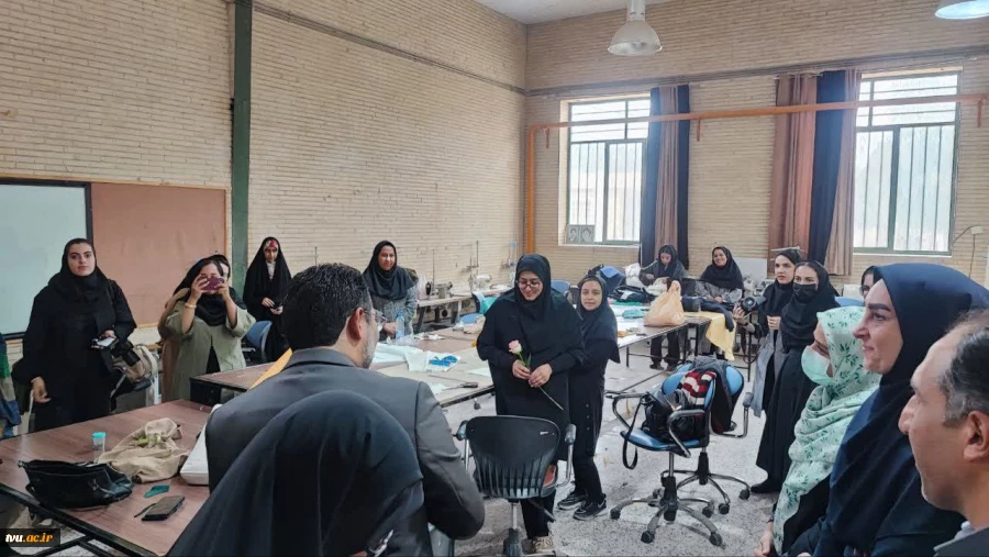 حضور گرم و صمیمانه معاونت فرهنگی و دانشجویی در واحد استانی کرمان؛ تقدیم گل و تبریک فرارسیدن ۱۶ آذر به دانشجویان 2