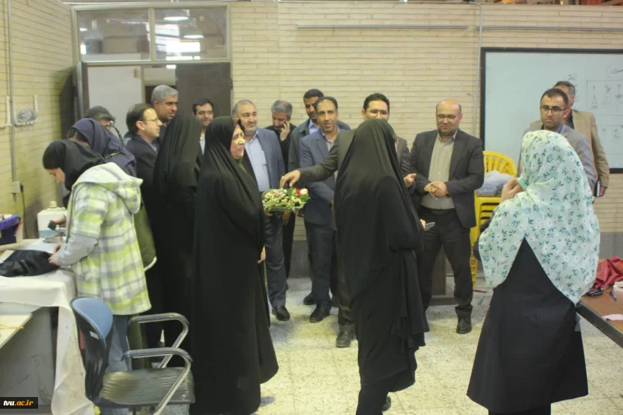 حضور گرم و صمیمانه معاونت فرهنگی و دانشجویی در واحد استانی کرمان؛ تقدیم گل و تبریک فرارسیدن ۱۶ آذر به دانشجویان 2