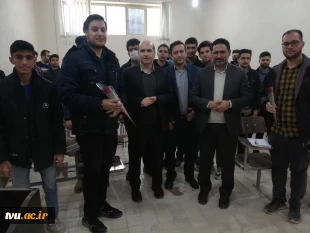 حضور گرم و صمیمانه معاونت فرهنگی و دانشجویی در واحد استانی کرمان؛ تقدیم گل و تبریک فرارسیدن ۱۶ آذر به دانشجویان 3
