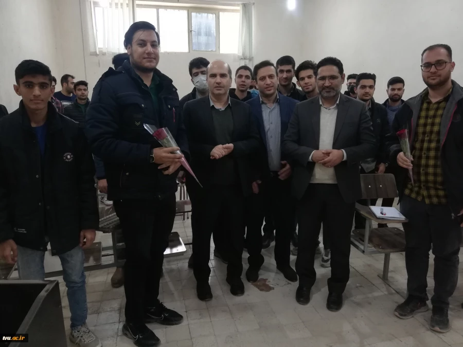 حضور گرم و صمیمانه معاونت فرهنگی و دانشجویی در واحد استانی کرمان؛ تقدیم گل و تبریک فرارسیدن ۱۶ آذر به دانشجویان 3