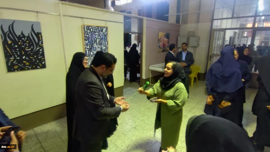 حضور گرم و صمیمانه معاونت فرهنگی و دانشجویی در واحد استانی کرمان؛ تقدیم گل و تبریک فرارسیدن ۱۶ آذر به دانشجویان 4