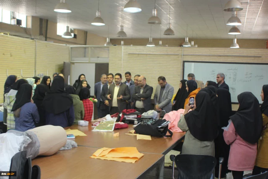 حضور گرم و صمیمانه معاونت فرهنگی و دانشجویی در واحد استانی کرمان؛ تقدیم گل و تبریک فرارسیدن ۱۶ آذر به دانشجویان 5