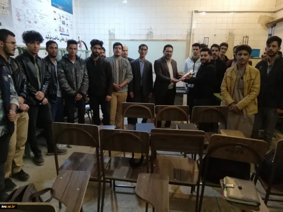 حضور گرم و صمیمانه معاونت فرهنگی و دانشجویی در واحد استانی کرمان؛ تقدیم گل و تبریک فرارسیدن ۱۶ آذر به دانشجویان 9