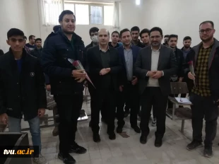 حضور گرم و صمیمانه معاونت فرهنگی و دانشجویی در واحد استانی کرمان؛ تقدیم گل و تبریک فرارسیدن ۱۶ آذر به دانشجویان 10