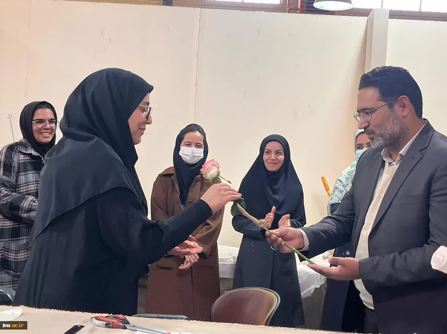 حضور گرم و صمیمانه معاونت فرهنگی و دانشجویی در واحد استانی کرمان؛ تقدیم گل و تبریک فرارسیدن ۱۶ آذر به دانشجویان 11