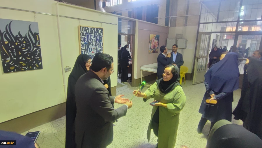 حضور گرم و صمیمانه معاونت فرهنگی و دانشجویی در واحد استانی کرمان؛ تقدیم گل و تبریک فرارسیدن ۱۶ آذر به دانشجویان 12