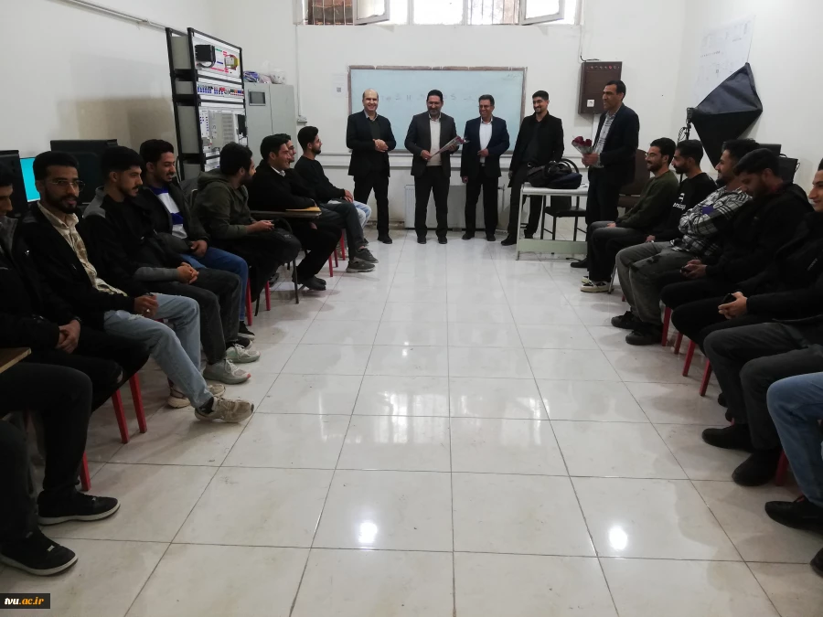 حضور گرم و صمیمانه معاونت فرهنگی و دانشجویی در واحد استانی کرمان؛ تقدیم گل و تبریک فرارسیدن ۱۶ آذر به دانشجویان 14