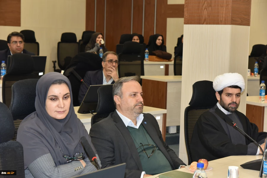 با حضور رئیس دانشگاه و جمعی از اساتید و نخبگان دانشگاهی

نشست هم‌اندیشی نقش دانشگاه در تحقق ایران قوی برگزار شد 7