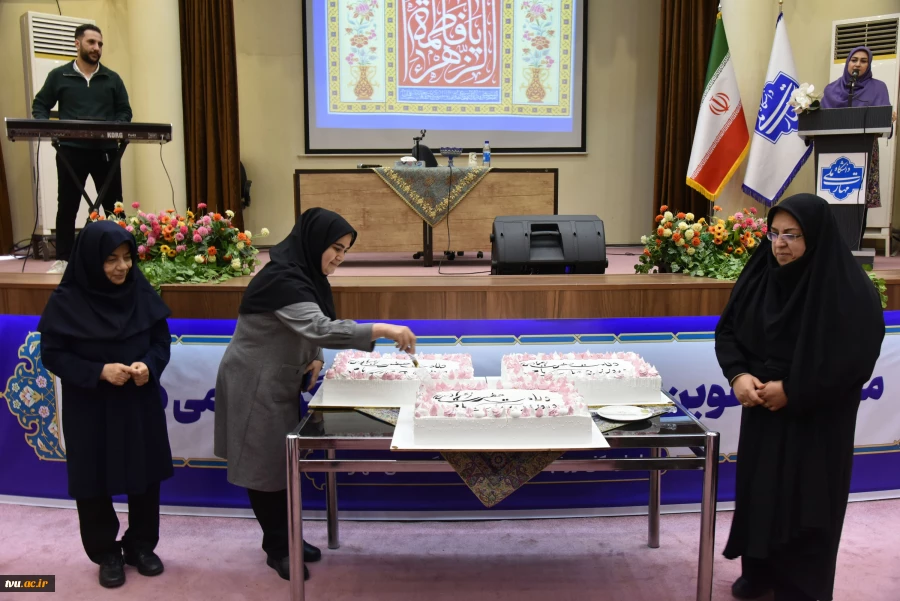 با حضور رئیس و هیئت ریسه دانشگاه ملی مهارت:

جشن میلاد حضرت فاطمه(س) و گرامیداشت مقام والای زن و روز مادر برگزار شد. 11