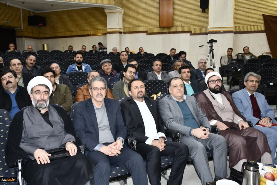 با حضور ریاست دانشگاه ملی مهارت و مسئول نمایندگی نهاد مقام معظم رهبری صورت گرفت؛

معارفه حجت‌الاسلام والمسلمین میدانچیان به‌عنوان مسئول جدید نهاد نمایندگی مقام معظم رهبری در واحد استانی کردستان 
 2