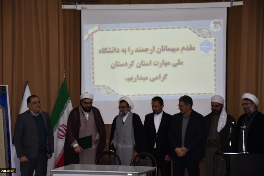 با حضور ریاست دانشگاه ملی مهارت و مسئول نمایندگی نهاد مقام معظم رهبری صورت گرفت؛

معارفه حجت‌الاسلام والمسلمین میدانچیان به‌عنوان مسئول جدید نهاد نمایندگی مقام معظم رهبری در واحد استانی کردستان 
 2