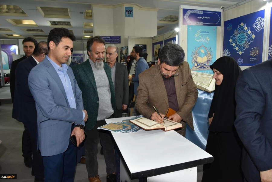 با حضور دکتر زمانی افتتاح شد؛

بخش دانشگاهی سی و سومین نمایشگاه بین‌المللی قرآن کریم با میزبانی دانشگاه ملی مهارت 32