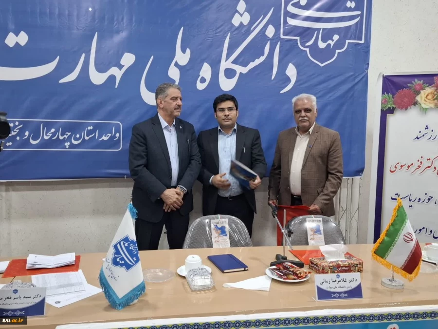 دکتر زمانی در آیین تجلیل از سرآمدان آموزشی: 

سرآمدی آموزشی در دانشگاه ملی مهارت یعنی تبدیل دانش به مهارت و مهارت به اشتغال 10