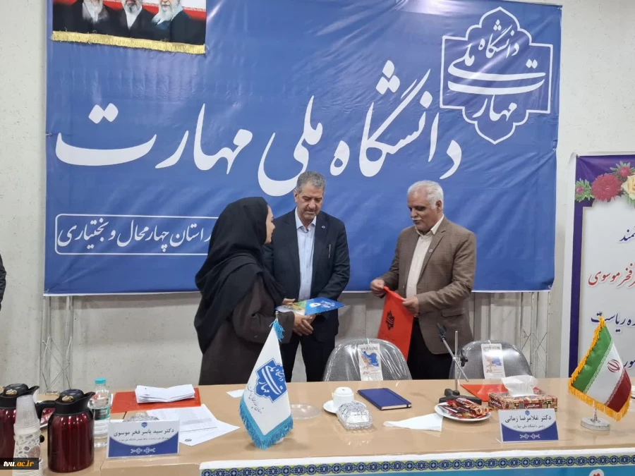 دکتر زمانی در آیین تجلیل از سرآمدان آموزشی: 

سرآمدی آموزشی در دانشگاه ملی مهارت یعنی تبدیل دانش به مهارت و مهارت به اشتغال 12
